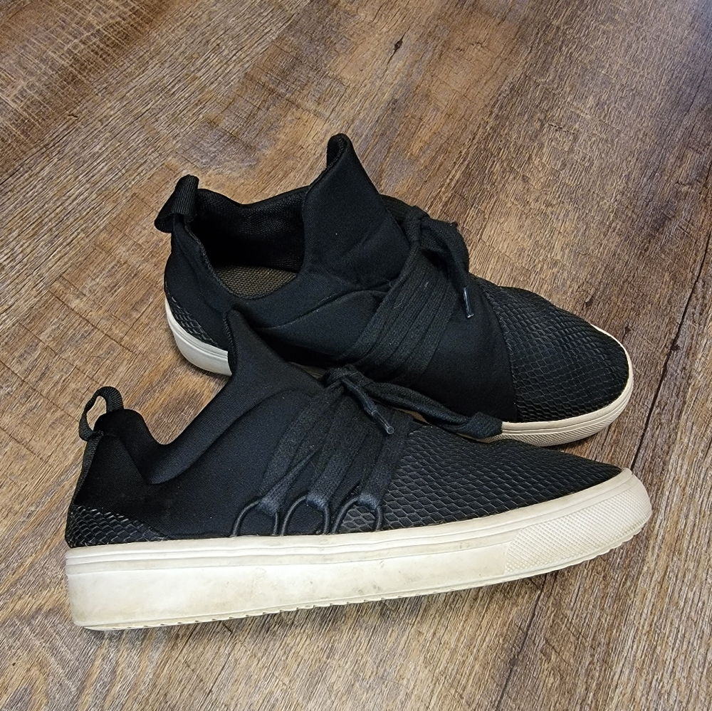 Womens Size 6.5 Steve madden Sneakers